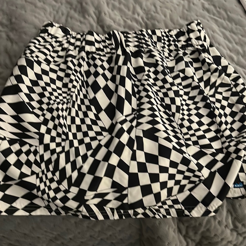 Kavu size Large black and white design